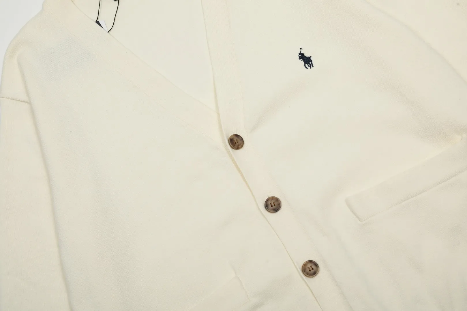 P250 Top quality" Style number: DS813# (not off the shelves all year round) [Ralph Lauren V-neck solid color pony embroidered logo jersey basic cardigan] ✅Ralph Lauren Ralph Lauren classic basic versatile knitted cardigan jacket for men and women couples ✅Main supplier platform live broadcast Wholesale entity Replenish when out of stock Not off the shelf ✅ZP quality 1:1 version Scan the code to enter the GF website Counter quality ✅Detailed quality is the only one in Guangzhou Imported quality cotton yarn, focusing on high-end, cost-effective, good quality needless to say. ✅Restore the original version. The maximum size can be worn up to 180 pounds. Loose, comfortable and stress-free. ✅The upper body is simple and easy to match. A must-have item for ootd. Good-looking clothes are never picky. A must-have for couples of the same style. Size: S-XL. Color: black, off-white, gray, navy.